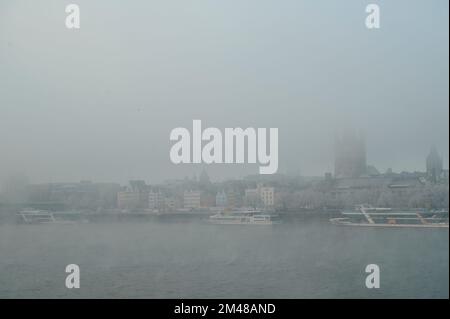 Cologne, Allemagne - 16 décembre 2022: Gelé et brouillard. En ville. Banque D'Images