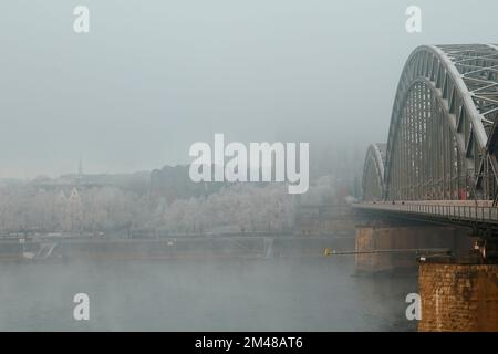 Cologne, Allemagne - 16 décembre 2022: Gelé et brouillard. Le pont Hohenzollern sur le Rhin. Banque D'Images