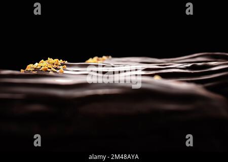 Eclairs avec crème anglaise et noix, sur fond sombre Banque D'Images