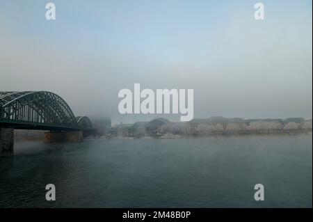Cologne, Allemagne - 16 décembre 2022: Gelé et brouillard. En ville. Banque D'Images