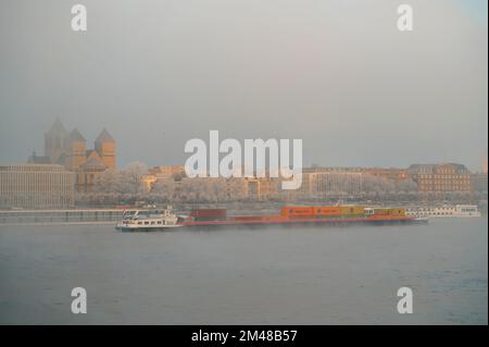Cologne, Allemagne - 16 décembre 2022: Gelé et brouillard. En ville. Banque D'Images