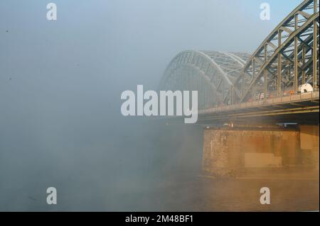 Cologne, Allemagne - 16 décembre 2022: Gelé et brouillard. En ville. Banque D'Images