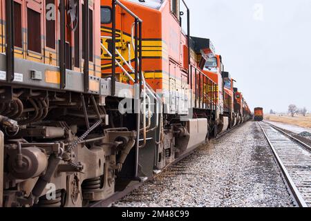 Gillette, Wyoming - 23 janvier 2021: Les moteurs de train accrochés les uns aux autres étant stockés sur des voies de train à Gillette, Wyoming, un jour d'hiver. Banque D'Images