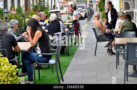 Vous pourrez manger à l'extérieur au restaurant la cueva, avec des tables et des chaises dans la zone piétonne du village de San Bartolomé de Tirajana, Gran Canaria Banque D'Images