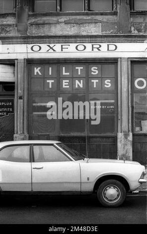 Image d'archive en noir et blanc d'un site de Kilt Makers dans le centre de Glasgow. Avril 1977. Banque D'Images