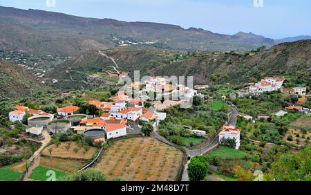 Vue sur la partie inférieure du pittoresque village de San Bartolomé de Tirajana avec des maisons blanches dans les montagnes, Gran Canaria Banque D'Images