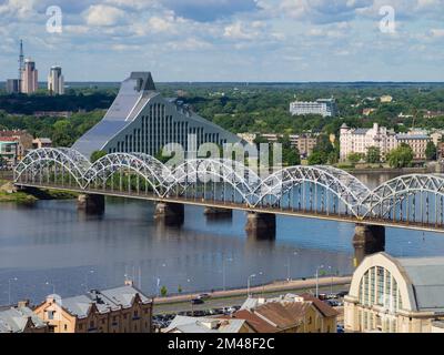 Vue depuis le sommet de l'Académie des sciences de la Bibliothèque nationale de Riga et le pont ferroviaire au-dessus de la rivière Daugava, Riga, Lettonie, État Baltique Banque D'Images