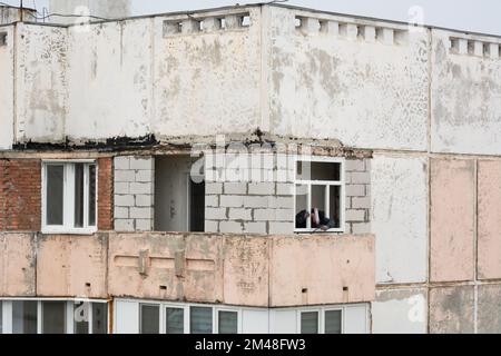 Tiraspol, Moldova - 6 décembre 2022: Le travailleur applique de la mousse de polyuréthane pour combler l'espace entre la ceinture et le cadre de la fenêtre. Créer le confort et le confort pour Banque D'Images