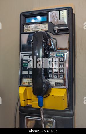 Un vieux téléphone de paye sale à pièces est montré à l'extérieur. Ancien téléphone public payant. Personne, sélective Focus-10 octobre,2022-Surrey C.-B. Canada Banque D'Images