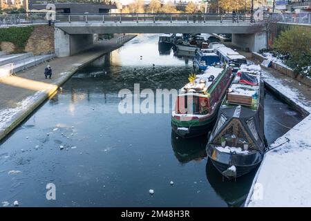 Des bateaux-canaux sur une partie de glace sur Regent's Canal à King's Cross à Londres. Banque D'Images