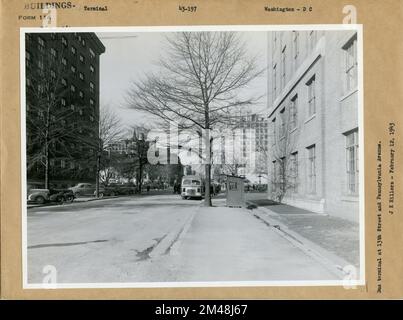 Terminal de bus à 13th Street et Pennsylvania Avenue. Légende originale : terminal d'autobus au 13th Street et Pennsylvania Avenue. J. K. Hillers - 12 février 1943. État : Washington, DC. Banque D'Images