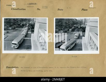 Terminal de bus à 13th Street et Pennsylvania Avenue, NW. Légende originale : terminal d'autobus à 13th Street et Pennsylvania Avenue, N.W. en face du bureau de poste de Ben Franklin. Photos de T. W. Kines et Fred Sandburg, avril 1949. État : Washington, DC. Banque D'Images