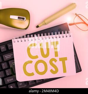 Écriture affichant le texte coût de la coupe. Mot écrit sur les mesures mises en œuvre pour réduire les dépenses et améliorer les bénéfices Banque D'Images