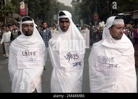 Kolkata, Bengale occidental, Inde. 19th décembre 2022. Kolkata, sous la bannière des étudiants et des forces unies de la Jeunesse, a organisé une marche de protestation fantaisie exigeant des emplois. Les jeunes attendent des emplois dans divers bureaux du gouvernement après avoir passé l'examen, mais le gouvernement d'État du Bengalis occidental ne fait aucune nomination. En signe de protestation, des enseignants, des infirmières et d'autres jeunes sont dans les rues de Kolkata. (Credit image: © Sandip Saha/Pacific Press via ZUMA Press Wire) Banque D'Images