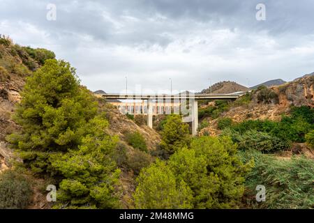 NERJA, ESPAGNE - 16 OCTOBRE 2022 : ancien aqueduc de Nerja, Espagne sur 16 octobre 2022 Banque D'Images