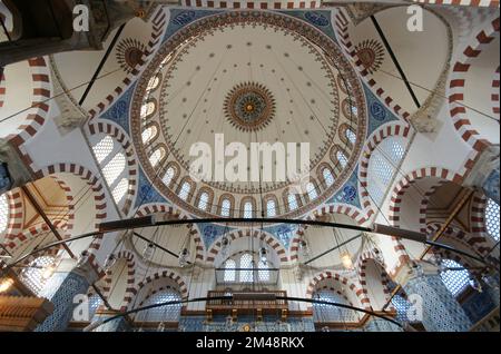 Située à Istanbul, en Turquie, la mosquée Rüstem Pasha a été construite par Mimar Sinan au 16th siècle. Banque D'Images