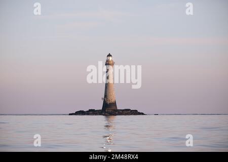 Survolez le phare de Chicken Rock au large du Calf of Man, île de Man Banque D'Images