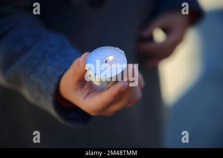 La lumière de la paix de Bethléem est une initiative internationale qui consiste à allumer une lampe dans la grotte de la Nativité. Banque D'Images