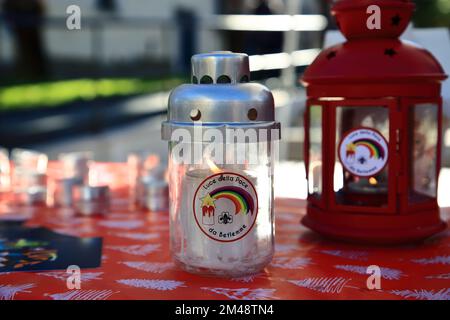 La lumière de la paix de Bethléem est une initiative internationale qui consiste à allumer une lampe dans la grotte de la Nativité. Banque D'Images