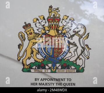 LONDRES, Royaume-Uni - VERS OCTOBRE 2022 : armoiries royales du Royaume-Uni sur une camionnette par nomination à HM la Reine Banque D'Images