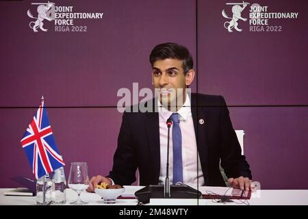 Kiev, Ukraine. 19th décembre 2022. Le Premier ministre britannique Rishi Sunak est vu sur un écran dans le bureau du président ukrainien Volodymyr Zelensky à Kiev alors qu'il assiste par vidéoconférence à une session plénière de la Force expéditionnaire conjointe (JEF), qui se tient lundi à Riga, en Lettonie, à 19 décembre 2022. Photo du Bureau du Président ukrainien/UPI crédit: UPI/Alay Live News Banque D'Images