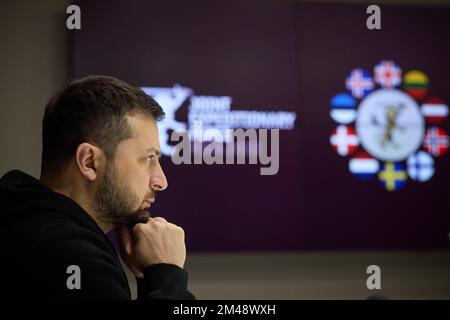 Kiev, Ukraine. 19th décembre 2022. Le président ukrainien Volodymyr Zelensky est vu dans son bureau de Kiev en participant par vidéo-conférence à une session plénière de la Force expéditionnaire commune (JEF), qui se tient à Riga, Lettonie sur 19 décembre 2022. Photo du Bureau du Président ukrainien/ crédit: UPI/Alamy Live News Banque D'Images