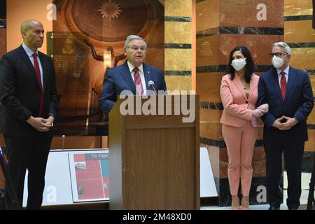 Newark, États-Unis. 19th décembre 2022. Le sénateur des États-Unis Bob Menendez fait des remarques aux côtés du sénateur des États-Unis Cory Booker lors d'une conférence de presse avec le juge de la Cour de district des États-Unis Esther Salas, à Newark, dans le New Jersey, aux États-Unis, sur 19 décembre 2022. (Photo de Kyle Mazza/Sipa USA) crédit: SIPA USA/Alay Live News Banque D'Images