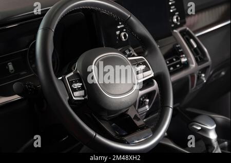 Voiture moderne avec nouveau tableau numérique et grand écran Banque D'Images