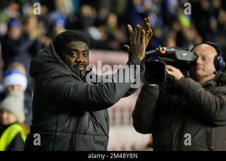 Kolo Toure Manager de Wigan Athletic salue les fans avant le match du championnat Sky Bet Wigan Athletic vs Sheffield United au stade DW, Wigan, Royaume-Uni, 19th décembre 2022 (photo de Steve Flynn/News Images) Banque D'Images