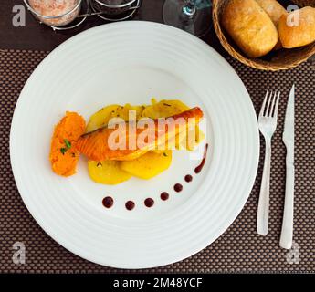 Saumon avec pomme de terre et purée de patate douce Banque D'Images