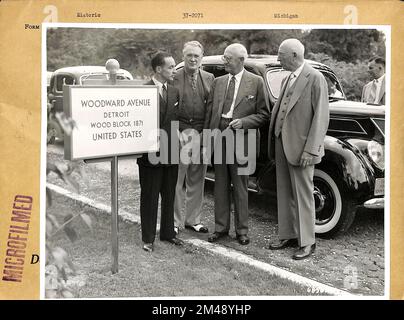 Avenue Woodward, Detroit, bloc de bois 1871. Légende originale : pour publication immédiate. Les consuls de pays étrangers et les représentants de l'association Good Roads ont participé récemment à l'inauguration des « routes du monde », une route d'un demi-kilomètre comprenant des reproductions de 18 autoroutes de renommée mondiale, la plus récente caractéristique de la Ford Rotunda, porte d'entrée de l'usine Ford Rouge à Dearborn, Michigan. Dans la photo ci-dessus, Edsel B. Ford, président de Ford Motor Company; Richard Harfst, Directeur général, automobile Club of Michigan; Edward N. Hines, président de la Wayne County Road Commission, largement connu sous le nom de « FAT » Banque D'Images