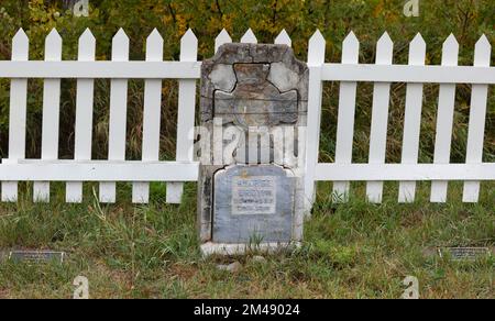 Pierre de tête à la tombe de John George “Kootenai” Brown (1839 - 1916) et de ses épouses Isabella et Olivia Lyonnais dans le parc national des Lacs-Waterton, Canada Banque D'Images