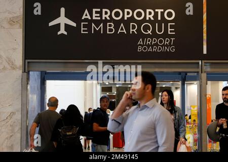 Aéroport Santos Dumont de Rio de Janeiro. Les passagers des compagnies aériennes font la file d'attente au terminal pour les vols d'arrivée et de départ, le comptoir d'enregistrement et le dépôt des bagages Banque D'Images