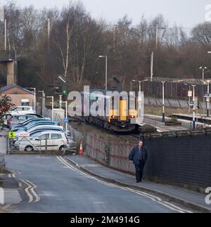Train de sprinters de classe 150 de Northern Rail à Wigan Wallgate avec le parking du personnel et un membre du personnel de Northern Rail Banque D'Images