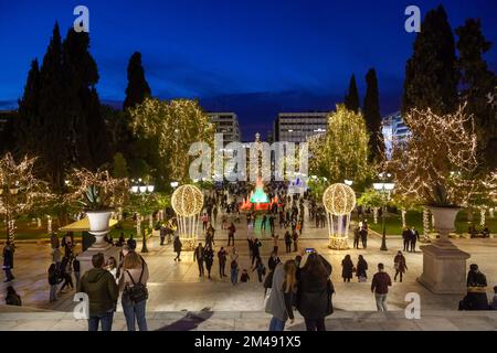 Décoration de Noël sur la place Syntagma, dans le centre d'Athènes, en Grèce. Banque D'Images