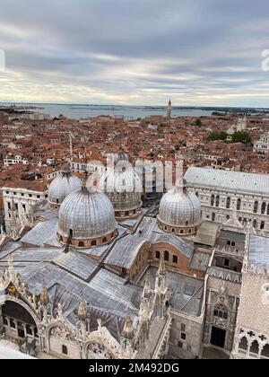 Une photo aérienne au-dessus de la cathédrale de la basilique Saint-Marc en italie Banque D'Images