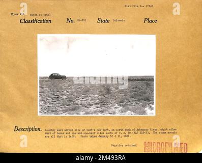 En regardant vers l'est, de l'autre côté du site de Bent New fort, sur la rive nord de la rivière Arkansas, à huit miles à l'ouest de Lamar et à un et demi miles au sud de l'U.S. 50 (FAP 218-B), les Stone Mounds sont tout ce qu'il reste. Légende originale : vue vers l'est sur le nouveau fort de Bent, sur la rive nord de la rivière Arkansas, à 13 kilomètres à l'ouest de Lamar et à un kilomètre et demi au sud de la US 50 (FAP 218-B). Les monticules de pierre sont tout ce qui reste. Photo prise 10 janvier et 11, 1939. État: Colorado. Banque D'Images