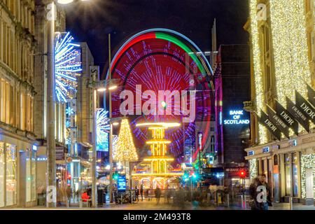 Glasgow, Écosse, Royaume-Uni 19th décembre 2022. Style Mile Christmas Fair à Glasgow alors que le trajet en hauteur à la foire St Enoch au fond de Buchanan Street donne le ciel nocturne. Crédit Gerard Ferry/Alay Live News Banque D'Images