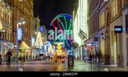 Glasgow, Écosse, Royaume-Uni 19th décembre 2022. Style Mile Christmas Fair à Glasgow alors que le trajet en hauteur à la foire St Enoch au fond de Buchanan Street donne le ciel nocturne. Crédit Gerard Ferry/Alay Live News Banque D'Images