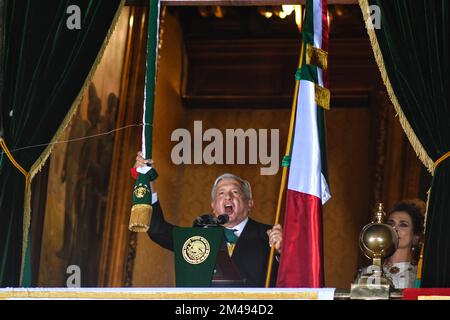 Le président mexicain Andres Manuel Lopez Obrador livre le cri de l'indépendance du Palais national. Banque D'Images