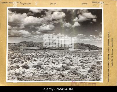 Rocher de l'indépendance, Boulder géant sortant des plaines de la vallée historique de Sweetwater. Légende originale: Photographie de Wonderful Wyoming Society, Cheyenne, Wyoming. Copié par J. K. Hillers - avril 1938. État: Wyoming. Banque D'Images