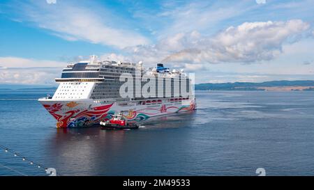 Victoria, Canada - 28 juin 2019 : énorme bateau de croisière dans l'océan Banque D'Images