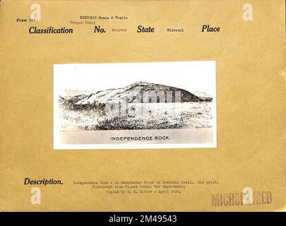 Independence Rock-on Sweetwater River sur Overland Trail. Légende originale : Independence Rock - sur la rivière Sweetwater sur Overland Trail. Ancienne impression. Photographie de signal corps. Département de guerre. Copié par H. H. Ritter - avril 1938. État: Missouri. Banque D'Images