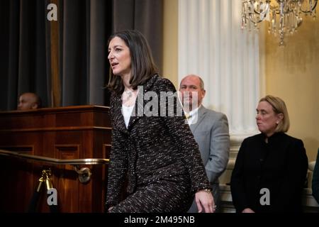 Washington, États-Unis. 19th décembre 2022. La représentante Elaine Luria (D-va) arrive pour un comité spécial de la Chambre pour enquêter sur l'attaque de 6 janvier contre les États-Unis Réunion du Capitole, aux États-Unis Capitole à Washington, DC, lundi, 19 décembre 2022. (Graeme Sloan/Sipa USA) Credit: SIPA USA/Alay Live News Banque D'Images