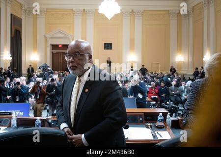 Washington, DC, Etats-Unis, 19 décembre 2022. WASHINGTON - 19 DÉCEMBRE : Bennie Thompson, représentant des États-Unis (démocrate du Mississippi), président du comité restreint de la Chambre des représentants des États-Unis chargé d'enquêter sur l'attaque de 6 janvier sur le Capitole quitte son siège, à la suite de la dixième audience tenue par le comité restreint pour enquêter sur l'attaque de 6 janvier contre les États-Unis Capitole, lundi, 19 décembre 2022. Crédit: Tom Brenner/Pool via CNP Banque D'Images