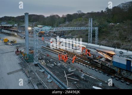 Oxenholme la voie de remplacement du lac et points à l'extrémité sud de la station à l'aide d'une grue Kirow montée sur rail Banque D'Images