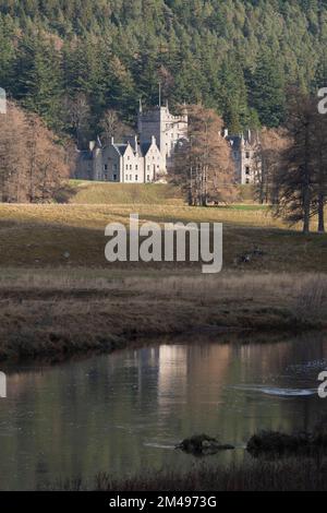 Invercauld House sur les rives de la rivière Dee dans les Highlands écossais à la fin de l'automne Banque D'Images