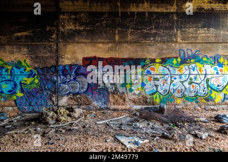 Graffiti mural et pourboire à l'intérieur d'un tunnel routier abandonné. Banque D'Images