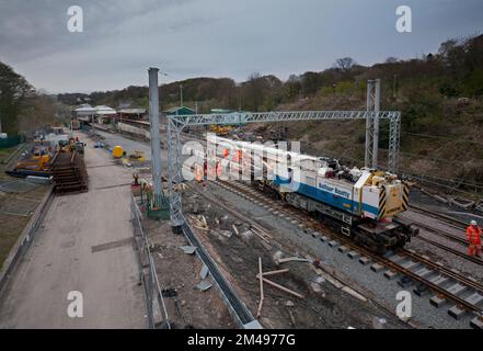 Oxenholme la voie de remplacement du lac et points à l'extrémité sud de la station à l'aide d'une grue Kirow montée sur rail Banque D'Images