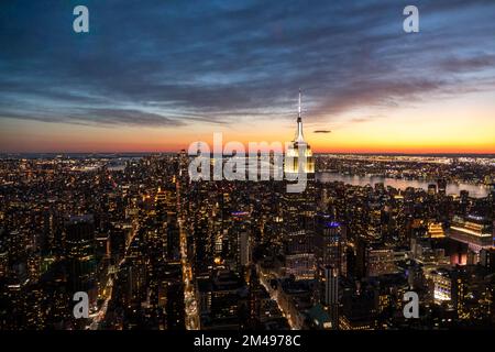 Vue imprenable depuis le coucher du soleil sur les gratte-ciel de New York. Sommet un Vanderbilt. Banque D'Images